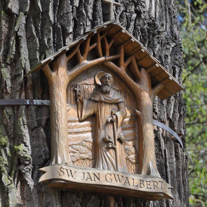 Drewniana&#x20;kapliczka&#x20;świętego&#x20;Jana&#x20;Gwalberta&#x20;zawieszona&#x20;na&#x20;dębie&#x20;w&#x20;parku-arboretum&#x20;Ośrodka&#x20;Kultury&#x20;Leśnej&#x20;w&#x20;Gołuchowie&#x2c;&#x20;fot&#x2e;&#x20;A&#x2e;&#x20;Antonowicz